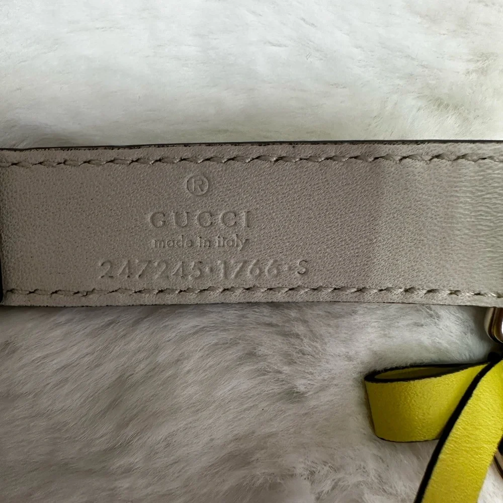 Gucci Lime Green Leather pet collar with Heart Charm-come dust bag and box - Picture 3 of 10